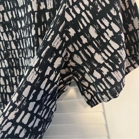 Eileen Fisher Silk Short-sleeve Blouse with geometric pattern - Picture 10 of 13